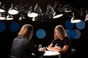 ZDF: "Es geht ums Überleben": Richard David Precht spricht im ZDF mit Klima-Aktivistin Carla Reemtsma (FOTO)