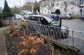 Polizeipräsidium Freiburg: POL-FR: Lörrach: Verkehrsunfall nach Einparkversuch - eine Person verletzt, größerer Sachschaden