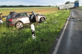 Polizei Wolfsburg: POL-WOB: Schrecklicher Verkehrsunfall am Samstagmorgen - 50 Jahre alter Fahrzeugführer stirbt bei Zusammenstoß mit LKW