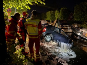 FW-AUR: PKW im Wasser