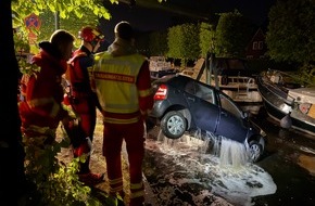 Freiwillige Feuerwehr Aurich: FW-AUR: PKW im Wasser