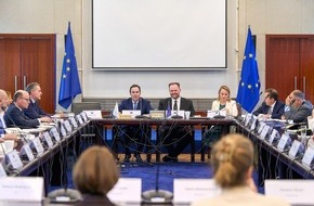 FREIE W&Auml;HLER Bundesvereinigung: Kurswechsel in der EU-Handelspolitik: Eroglu fordert erst Deregulierungsagenda sowie n&ouml;tige Gesetze, um wettbewerbsf&auml;higer zu werden, und dann Schutzma&szlig;nahmen