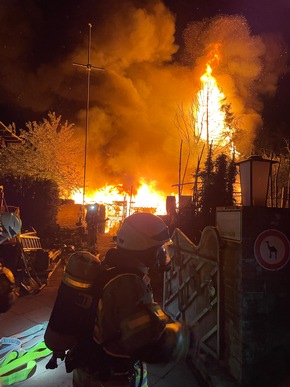 FW Lehrte: Laubenbrand entwickelt sich zum Großfeuer - Ausfall des Digitalfunk erschwert den Einsatz
