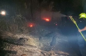 Kreisfeuerwehrverband Main-Taunus e.V.: Feuerwehr MTK: Waldbrandl&ouml;schzug des Main-Taunus-Kreises unterst&uuml;tzt bei Waldbrand im Rheingau-Taunus-Kreis - Rund 45 Einsatzkr&auml;fte sicherten in schwierigem Gel&auml;nde die Flanken des Brandgebietes