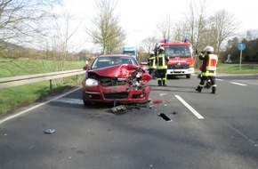 Polizeiinspektion Hameln-Pyrmont/Holzminden: POL-HM: Verkehrsunfall mit zwei Leichtverletzten
