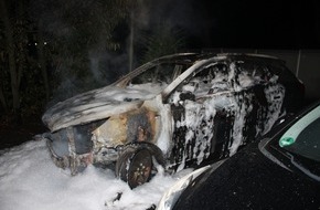 Polizei Gelsenkirchen: POL-GE: Brennendes Auto in Ückendorf - Zeugenaufruf der Polizei