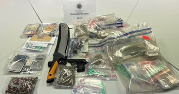 Polizeipräsidium Nordhessen - Kassel: POL-KS: Zivilfahnder der OE City durchsuchen fünf Wohnungen in Kassel: Drogen und Waffen sichergestellt; Festgenommener mit vier Haftbefehlen gesucht