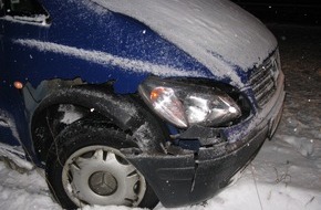 Polizeiinspektion Hameln-Pyrmont/Holzminden: POL-HOL: Polizei musste  viele Unfälle aufnehmen: Zahlreiche Blechschäden im Landkreis - Rutschen auf schneebedeckten Straßen - / Keine Personenschäden -