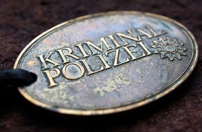 Polizei Mettmann: POL-ME: Parfüm für mehrere hundert Euro gestohlen - die Polizei ermittelt - Ratingen - 2108088