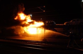 Feuerwehr Bremerhaven: FW Bremerhaven: Mehrere PKW brennen auf einem Güterzug