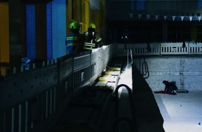 Freiwillige Feuerwehr Wachtberg: FW Wachtberg: Verunfallte Person und Brand in der Dusche. Ein Übungsabend im Berkumer Hallenbad