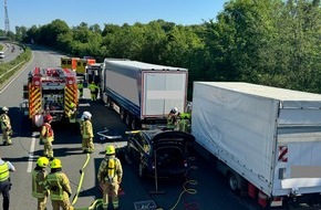 Feuerwehr Ratingen: FW Ratingen: LKW-Fahrer eingeklemmt auf Bundesautobahn A3