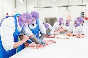 Kaufland: Auszubildende übernehmen die Wurstproduktion im Kaufland-Fleischwerk Heilbronn