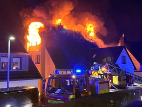 FW-Heiligenhaus: Dachstuhlbrand eines Mehrfamilienhauses