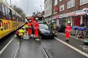 Feuerwehr Essen: FW-E: Straßenbahn kollidiert mit PKW - eine Person eingeklemmt