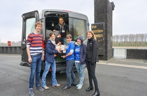 Ford-Werke GmbH: Ford Beschäftigte stiften Bücher für Schulprojekt in Afrika (FOTO)
