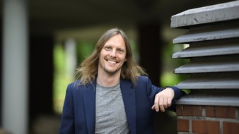 Universität Duisburg-Essen: Neu an der UDE / UA Ruhr: Dennis Meier – Energiesparen mit intelligenten Materialien