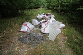 Polizeipräsidium Mittelhessen - Pressestelle Wetterau: POL-WE: Butzbach: Bauabfälle achtlos im Wald abgeladen - Kripo sucht nach Zeugen