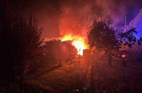 Feuerwehr Helmstedt: FW Helmstedt: Brennen zwei Gartenlauben