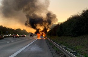 Polizei Bielefeld: POL-BI: Pkw brennt auf der A 2 völlig aus