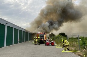 Freiwillige Feuerwehr Alpen: FW Alpen: Großgaragenbrand in Alpener Gewerbegebiet