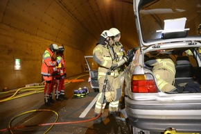 FW-HL: Erfolgreiche Einsatzübung im Herrentunnel bestätigt Sicherheit / Lübecker Feuerwehr, Polizei und Rettungsdienst trainierten den Ernstfall gemäß Richtlinie