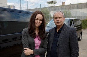 ZDF: Dreharbeiten für ZDF-Dokudrama über Beate Zschäpe sind abgeschlossen/  "Letzte Ausfahrt Jena" mit Lisa Wagner, Joachim Król und Axel Milberg (FOTO)