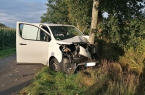 Polizeiinspektion Wilhelmshaven/Friesland: POL-WHV: Abkommen von der Fahrbahn endete in Zetel an einem Baum (FOTO) - 18-Jähriger wurde leicht verletzt - Verdacht der Ablenkung durch Handy
