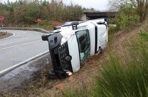 Polizeidirektion Kaiserslautern: POL-PDKL: Kleintransporter umgekippt