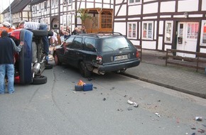 Polizeiinspektion Hameln-Pyrmont/Holzminden: POL-HOL: Lauenförde - Lange Straße: Auf parkenden PKW aufgefahren und umgekippt - Feuerwehr musste Fahrerin ausFahrzeug befreien -