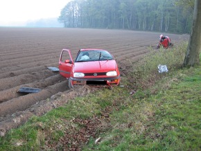 POL-WL: Pkw prallt gegen Baum und reißt auseinander, Fahrerin tot