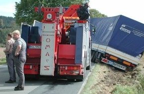 Polizeiinspektion Hameln-Pyrmont/Holzminden: POL-HOL: Landesstraße 546 - Gemarkung Wangelnstedt: LKW-Auflieger im Graben gelandet - Nasse Erdreich bietet Gefahren -