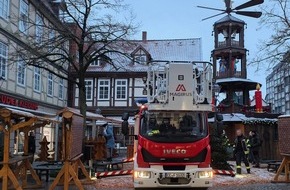 Freiwillige Feuerwehr Celle: FW Celle: Mit der Drehleiter über den Celler Weihnachtsmarkt