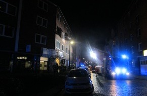 Feuerwehr Gelsenkirchen: FW-GE: Wohnungsbrand in Bulmke-Hüllen - Feuerwehr rettet Personen mit der Drehleiter