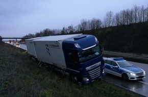 Polizeidirektion Kaiserslautern: POL-PDKL: LKW kommt von Fahrbahn ab - vom Fahrer keine Spur