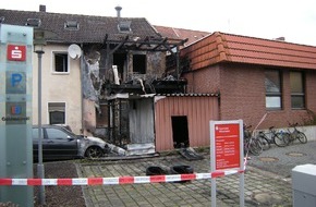 Polizeiinspektion Hildesheim: POL-HI: Mülltonnenverschlag gerät in Brand und schlägt auf Pkw und Gebäudeteile über - zwei Personen leicht verletzt - Polizei ermittelt wegen bes. schwerer Brandstiftung