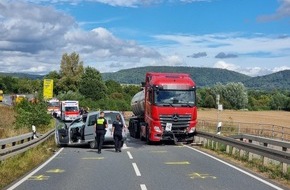 Polizeiinspektion Hameln-Pyrmont/Holzminden: POL-HM: Zeugenaufruf: Tödlicher Unfall durch Zusammenstoß zwischen Sattelzug und Pkw
