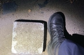 Polizei Köln: POL-K: 250827-2-K/REK Große Pflastersteine von Brücke auf Lkw geworfen - Kölner Mordkommission ermittelt