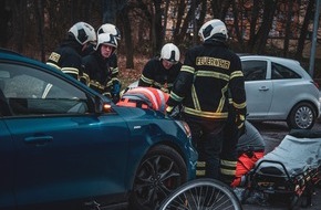 Feuerwehr Rostock: Feuerwehr Rostock: Radfahrer unter PKW eingeklemmt