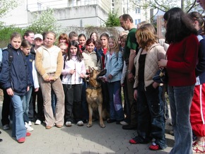 (349/04) Girl&#039;s Day 2004 - 54 Mädchen erleben die Welt der Polizei