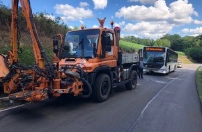 Polizeidirektion Pirmasens: POL-PDPS: Zusammenstoß zwischen Mähfahrzeug und Linienbus