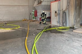 Freiwillige Feuerwehr Horn-Bad Meinberg: FW Horn-Bad Meinberg: Verpuffung in holzverarbeitendem Betrieb