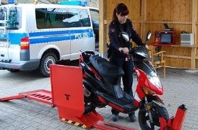 Polizeiinspektion Hameln-Pyrmont/Holzminden: POL-HM: Polizeiliche Schwerpunktkontrolle von motorisierten Zweirädern