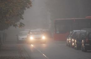 Kreispolizeibehörde Höxter: POL-HX: Tagfahrlicht reicht bei Nebel nicht aus 
Sicher durch den Herbst: Jahreszeit stellt Fahrzeugführer vor viele Herausforderungen