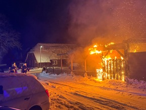 FW-AUR: Feuer an Carport greift auf Elektroautos &uuml;ber