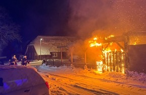Freiwillige Feuerwehr Aurich: FW-AUR: Feuer an Carport greift auf Elektroautos &uuml;ber