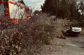 Feuerwehr Detmold: FW-DT: Alleinunfall auf der Paderborner Straße - Auto bleibt auf Dach liegen