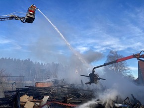 KFV-CW: Feuerwehr kann ein Übergreifen der Flammen auf Wohnhaus verhindern/ Scheune in der Ortsmitte von Lengenloch abgebrannt