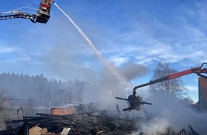 Kreisfeuerwehrverband Calw e.V.: KFV-CW: Feuerwehr kann ein Übergreifen der Flammen auf Wohnhaus verhindern/ Scheune in der Ortsmitte von Lengenloch abgebrannt