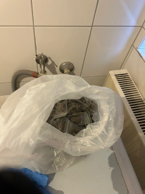 POL-K: 251204-3-K Haftbefehle gegen mutmaßliche Dealer vollstreckt - Heroin und circa 40.000 Euro sichergestellt